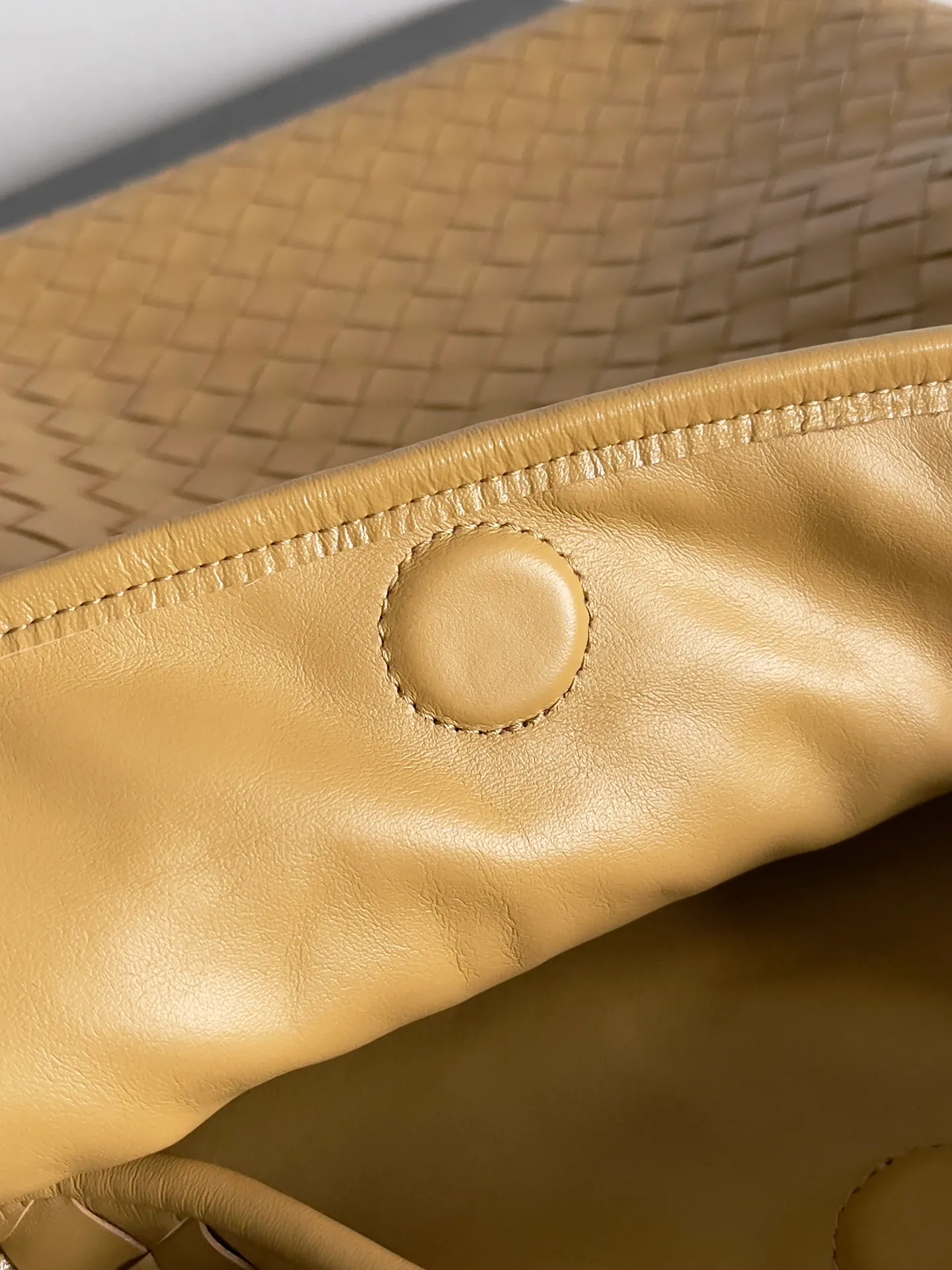 Batch 2160 Recently, I seem to be obsessed with this bag from BV~ The new Hop is really not too beautiful. The whole bag has no seams. The bag body and handles are made of one piece of leather. It embodies the style and essence of Bottega Veneta. It truly represents craftsmanship and creativity. The large size has a very loose and lazy upper body. Big bag lovers will definitely not regret buying it. Style number: 763970 Size: 53*24*13